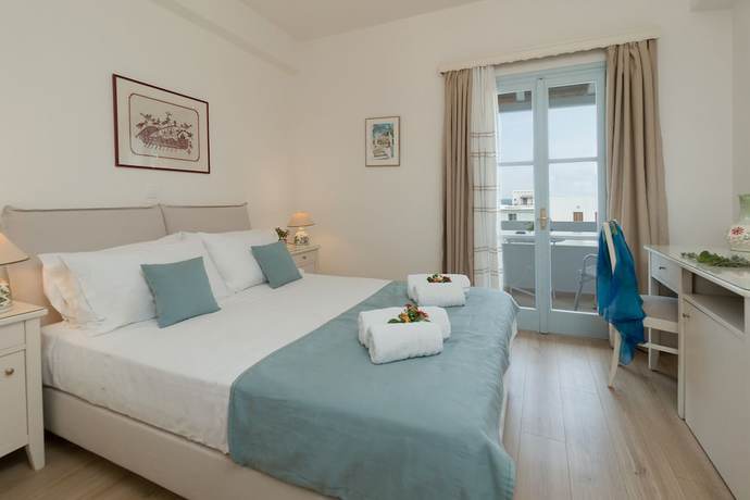 Imagen de la habitación del Hotel Perigiali. Foto 9