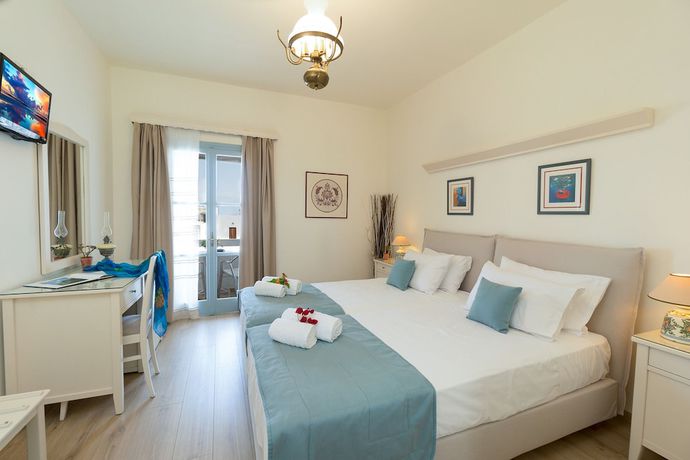 Imagen de la habitación del Hotel Perigiali. Foto 13