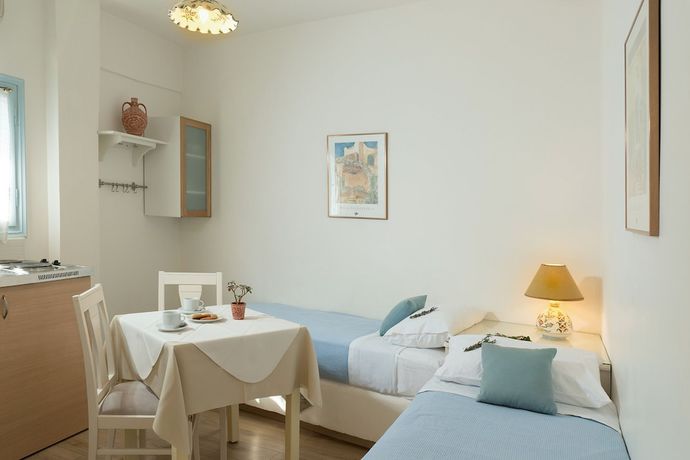 Imagen de la habitación del Hotel Perigiali. Foto 17