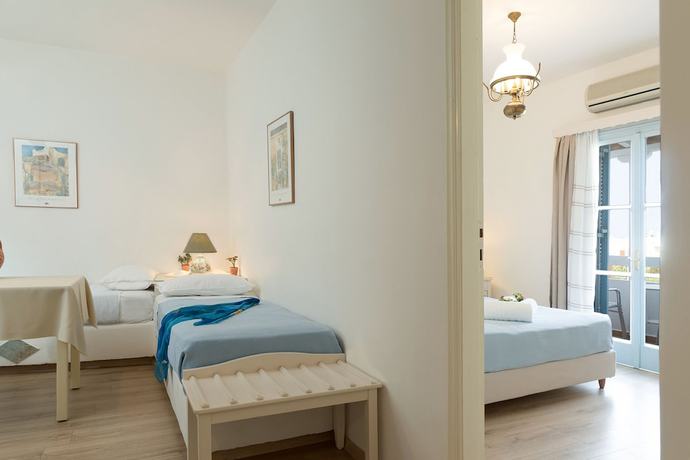 Imagen de la habitación del Hotel Perigiali. Foto 18