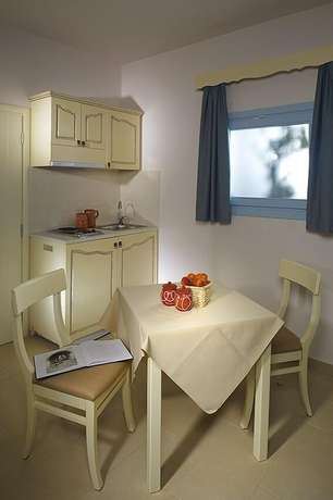 Imagen de la habitación del Hotel Perigiali. Foto 19