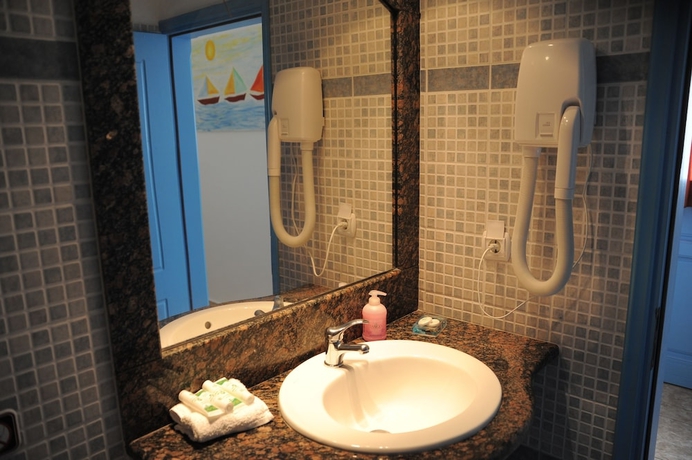 Imagen de la habitación del Hotel Perissa Bay. Foto 14