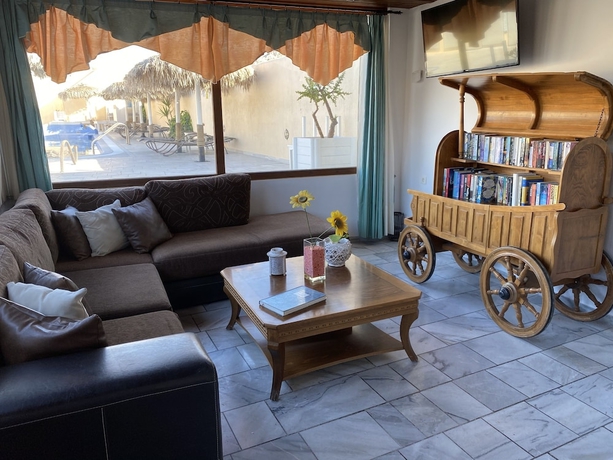 Imagen de los interiores del Hotel Perissa Bay. Foto 16