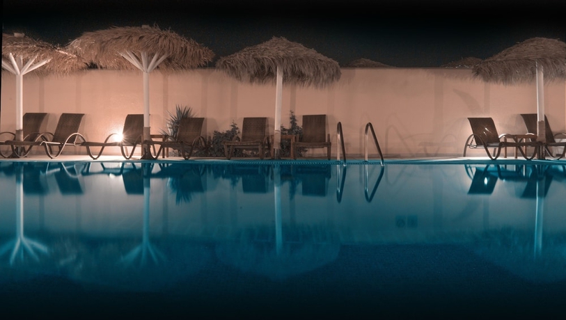 Imagen de la piscina del Hotel Perissa Bay. Foto 17