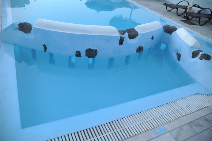 Imagen de la piscina del Hotel Perissa Bay. Foto 18