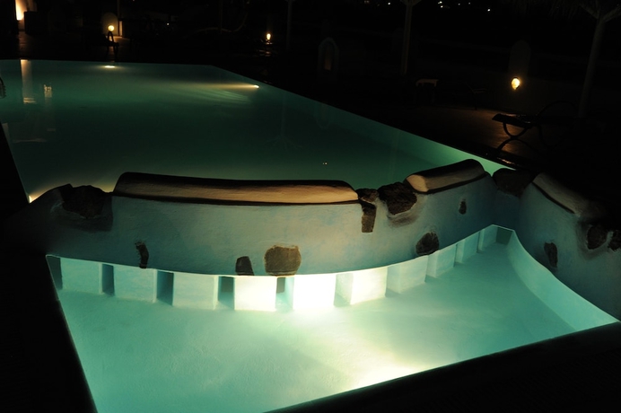 Imagen de la piscina del Hotel Perissa Bay. Foto 19