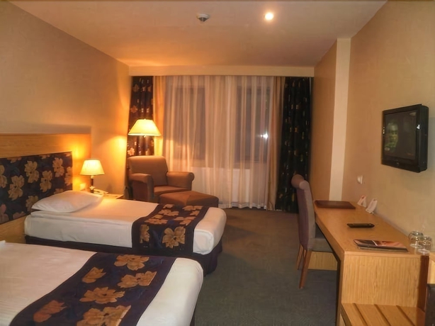 Imagen de la habitación del Hotel Perissia and Convention Center. Foto 2