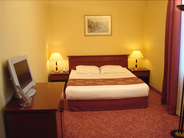 Imagen de la habitación del Hotel Perissia and Convention Center. Foto 3