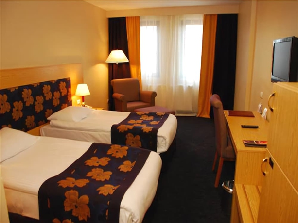 Imagen de la habitación del Hotel Perissia and Convention Center. Foto 6