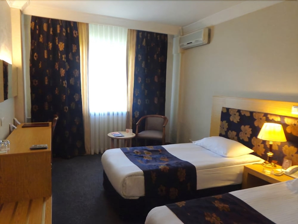 Imagen de la habitación del Hotel Perissia and Convention Center. Foto 7