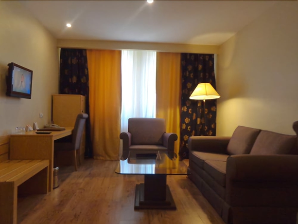 Imagen de la habitación del Hotel Perissia and Convention Center. Foto 9