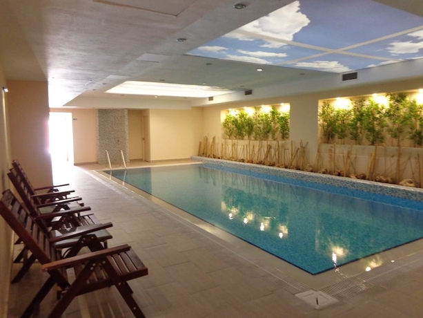 Imagen de la piscina del Hotel Perissia and Convention Center. Foto 17