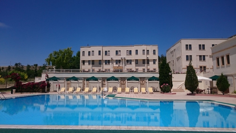 Imagen de la piscina del Hotel Perissia and Convention Center. Foto 18