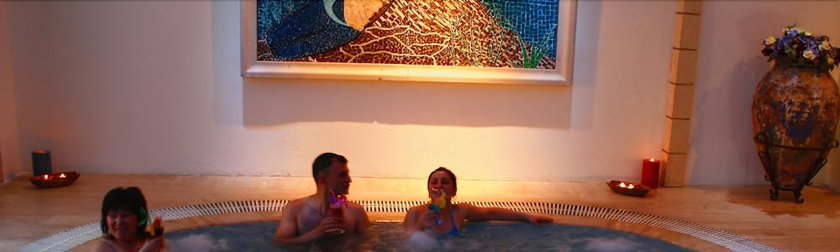 Imagen de la piscina del Hotel Perissia and Convention Center. Foto 19