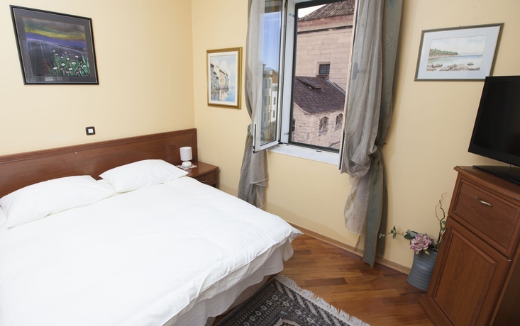 Imagen de la habitación del Hotel Peristil. Foto 8