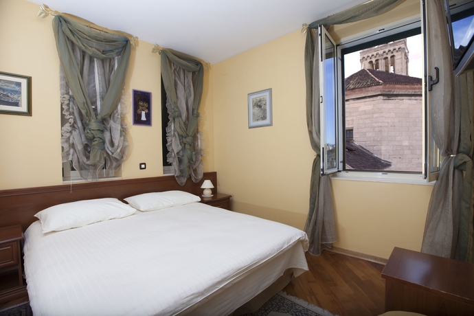 Imagen de la habitación del Hotel Peristil. Foto 9