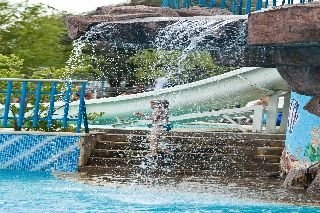 Imagen de la piscina del Hotel Perla Beach 3. Foto 5
