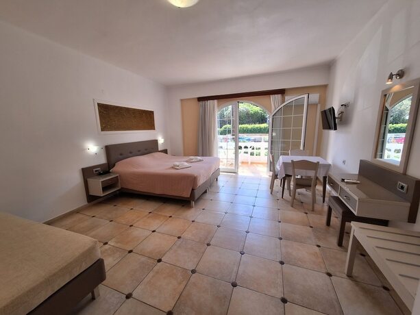 Imagen de la habitación del Hotel Perla Beach. Foto 15