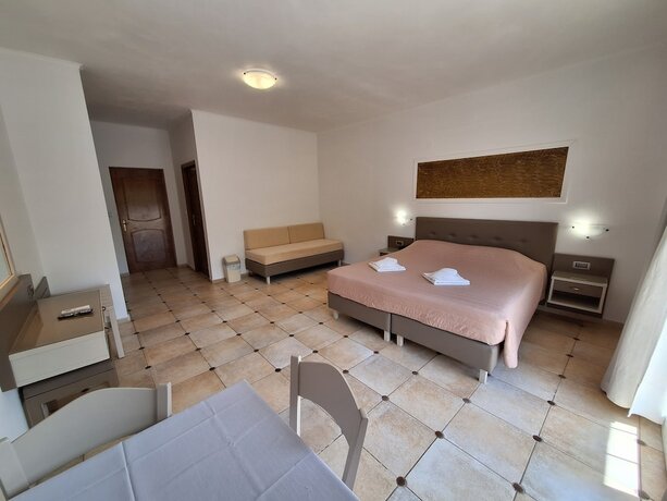 Imagen de la habitación del Hotel Perla Beach. Foto 16