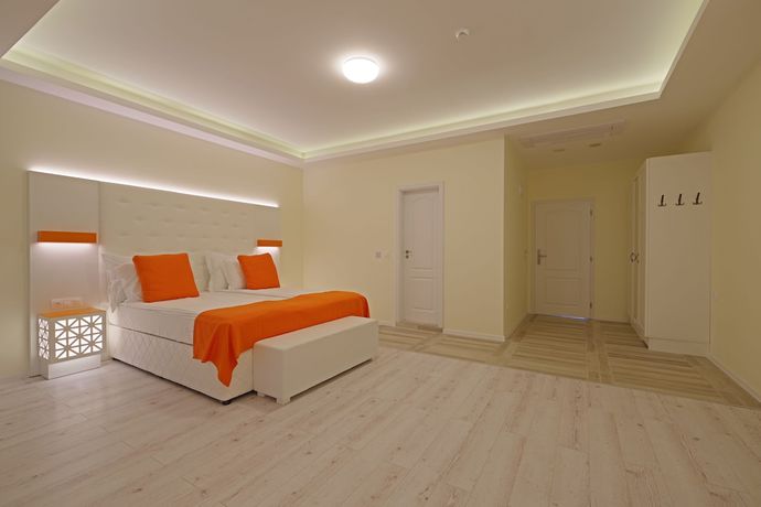 Imagen de la habitación del Hotel Perla Beach Luxury. Foto 2