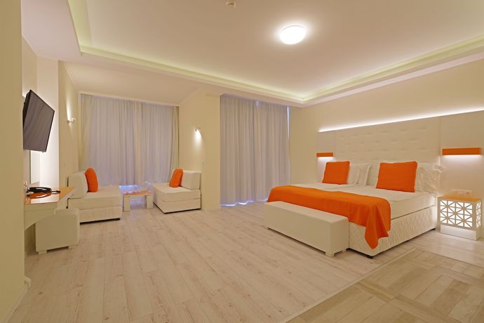 Imagen de la habitación del Hotel Perla Beach Luxury. Foto 3
