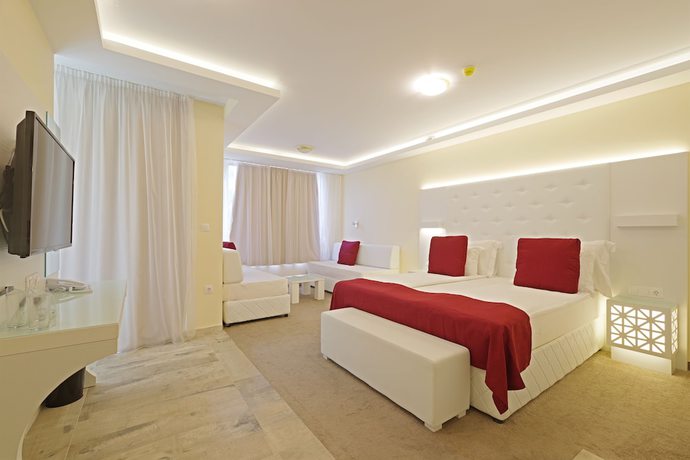 Imagen de la habitación del Hotel Perla Beach Luxury. Foto 4