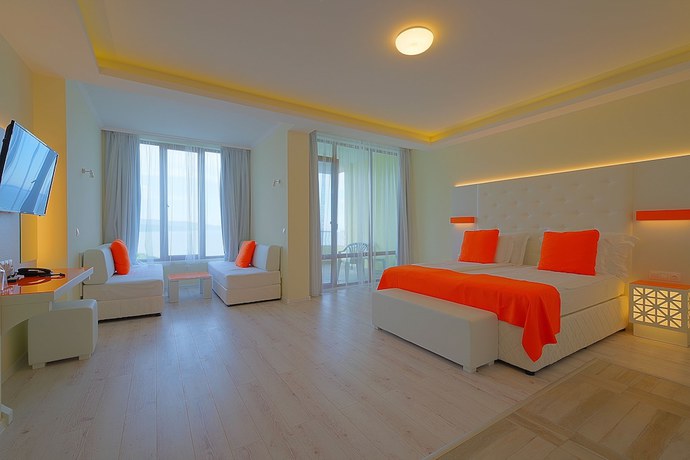 Imagen de la habitación del Hotel Perla Beach Luxury. Foto 6