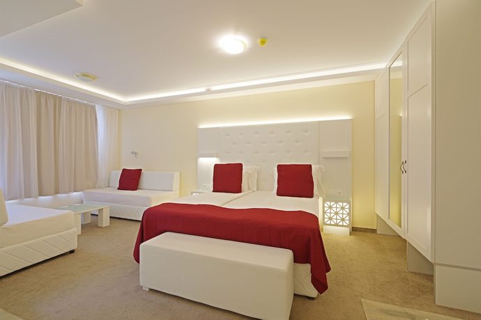 Imagen de la habitación del Hotel Perla Beach Luxury. Foto 7