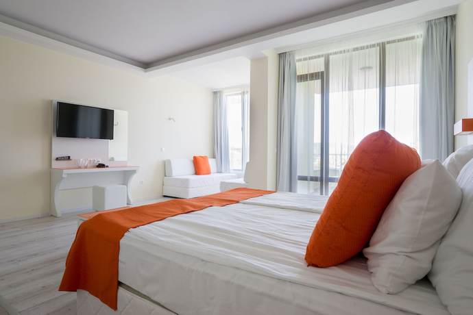 Imagen de la habitación del Hotel Perla Beach Luxury. Foto 8