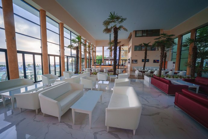 Imagen de los interiores del Hotel Perla Beach Luxury. Foto 18