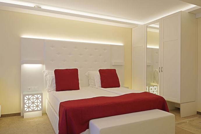 Imagen de la habitación del Hotel Perla Beach Luxury. Foto 9