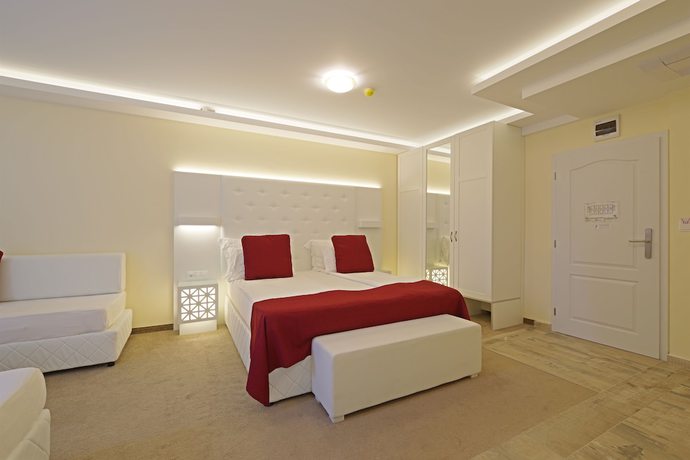 Imagen de la habitación del Hotel Perla Beach Luxury. Foto 10