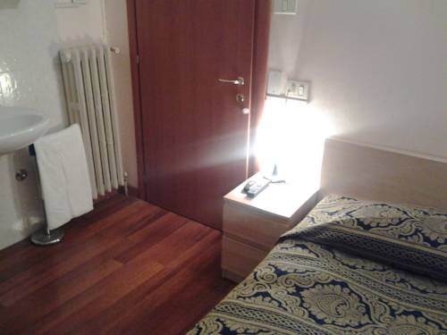 Imagen de la habitación del Hotel Perla, Bolonia. Foto 4