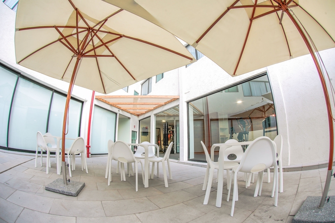 Imagen de los exteriores del Hotel Perla Central. Foto 5