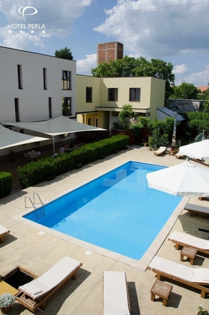 Imagen de la piscina del Hotel Perla D Oro. Foto 13