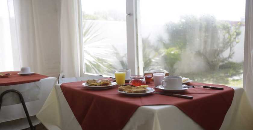 Imagen del bar/restaurante del Hotel Perla Del Este. Foto 3