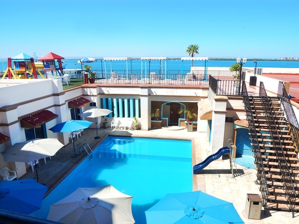 Imagen de la piscina del Hotel Perla, La Paz. Foto 19
