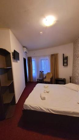 Imagen de la habitación del Hotel Perla Oltului. Foto 19