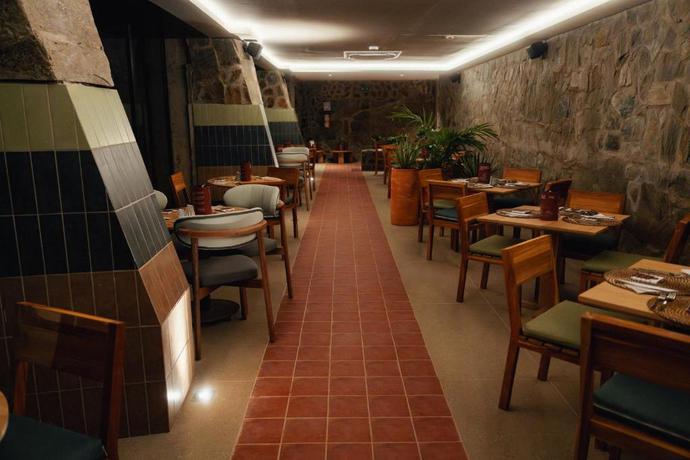 Imagen del bar/restaurante del Hotel Perla Roca Boutique - Beach Front. Foto 2