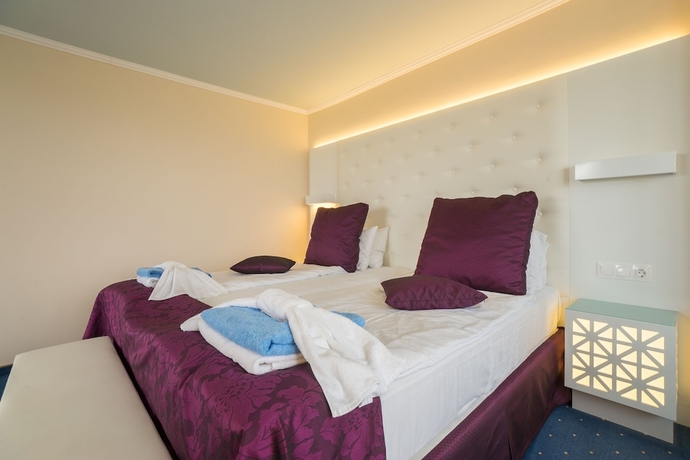 Imagen de la habitación del Hotel Perla Royal. Foto 10