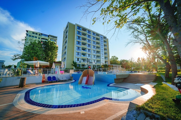 Imagen de la piscina del Hotel Perla Royal. Foto 17