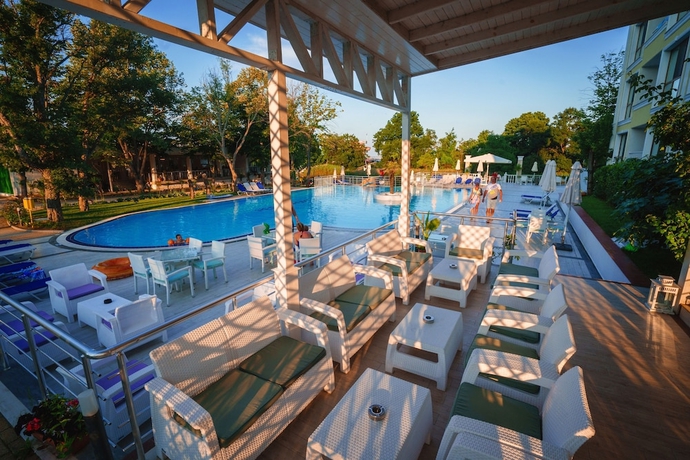 Imagen de la piscina del Hotel Perla Royal. Foto 19