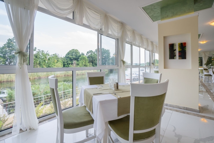 Imagen del bar/restaurante del Hotel Perla Royal. Foto 5