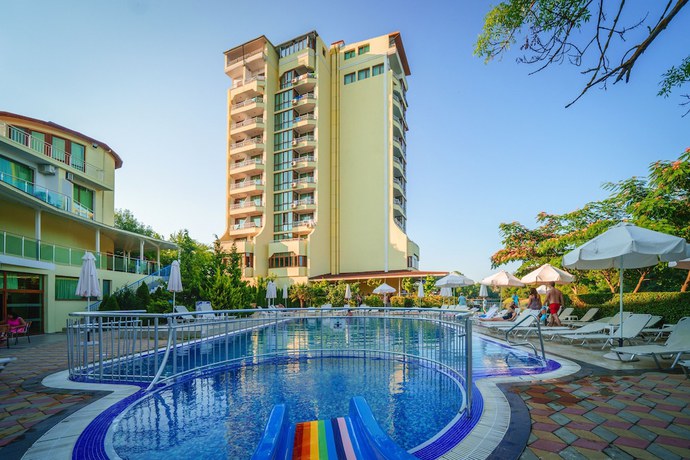 Imagen de la piscina del Hotel Perla Sun Park. Foto 20