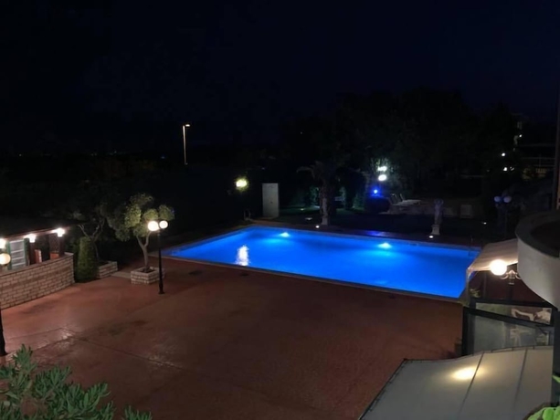 Imagen de la piscina del Hotel Perla del Gargano. Foto 16