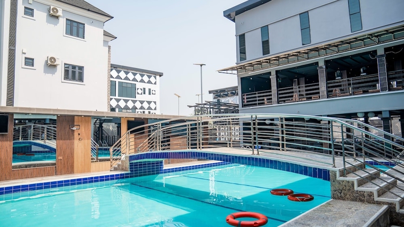 Imagen de la piscina del Hotel Perly Gate Residence. Foto 19