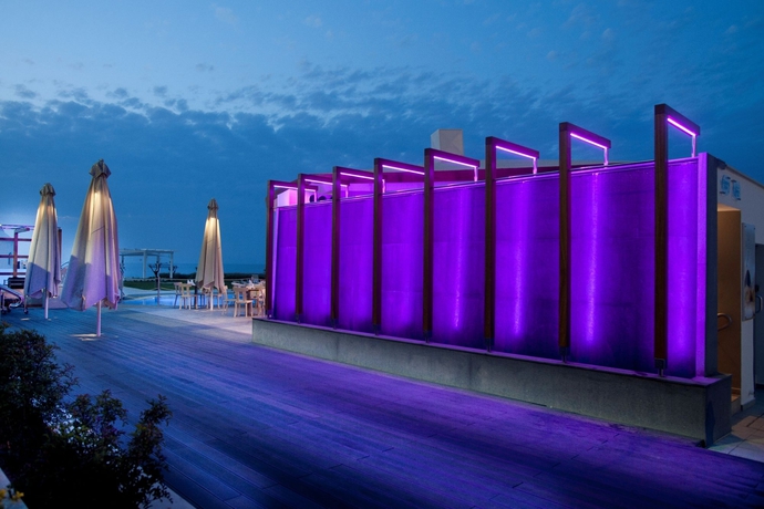 Imagen de los exteriores del Hotel Pernera Beach. Foto 10