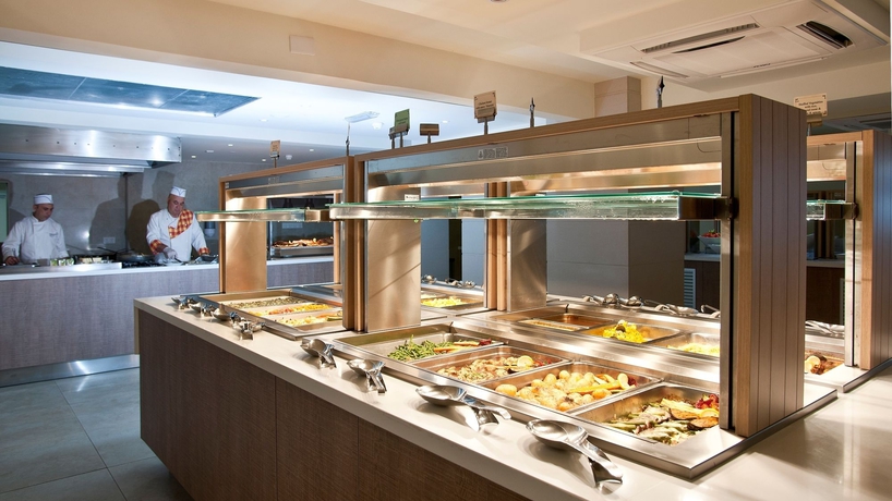 Imagen del bar/restaurante del Hotel Pernera Beach. Foto 5