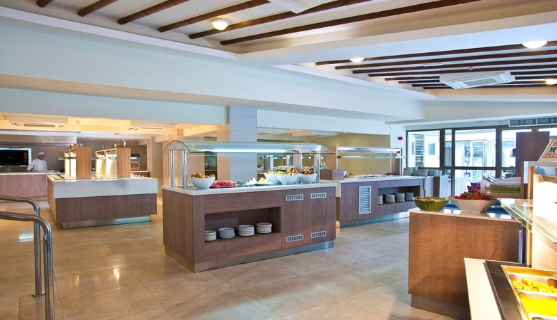 Imagen del bar/restaurante del Hotel Pernera Beach. Foto 6