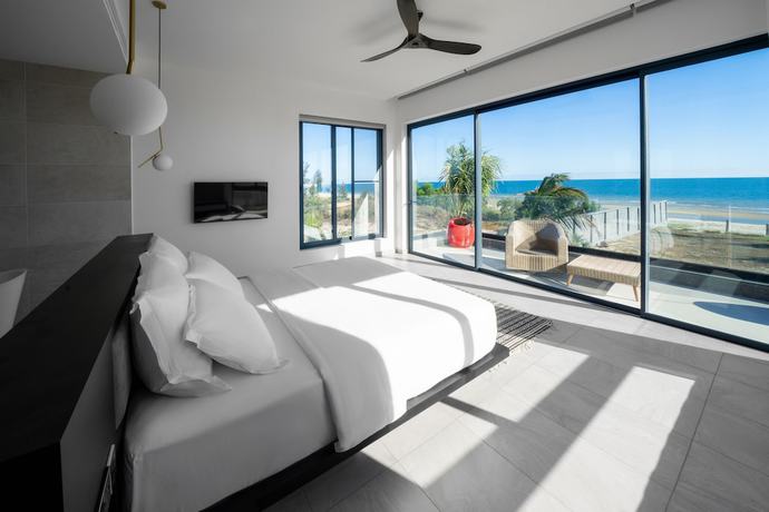 Imagen de la habitación del Hotel Perolas Villas Resort. Foto 11
